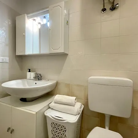 Apartment 150 Metri Dal Mare Bilocale Con Wi-fi In Centro. Loano